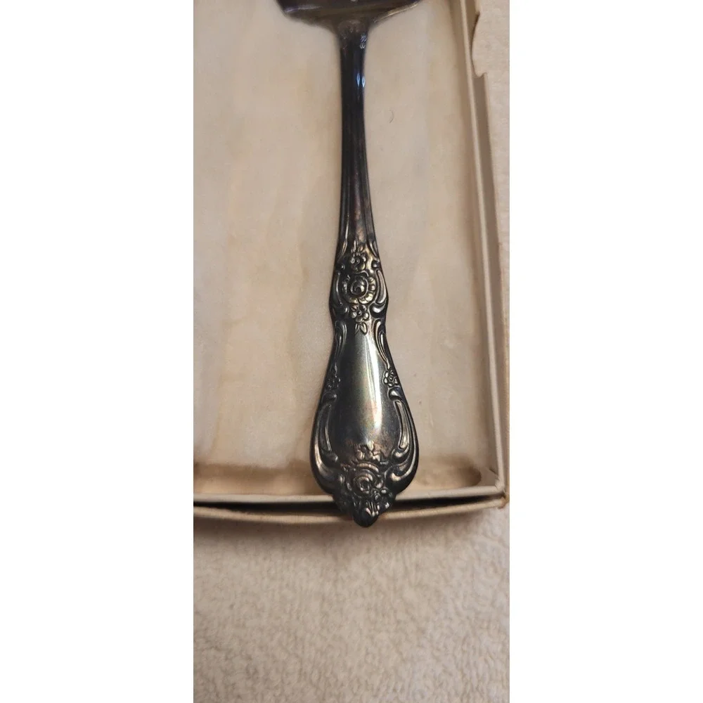 1-  Oneida Vanessa Francesca Pie Server Wm A Rogers Silverplate Flatware